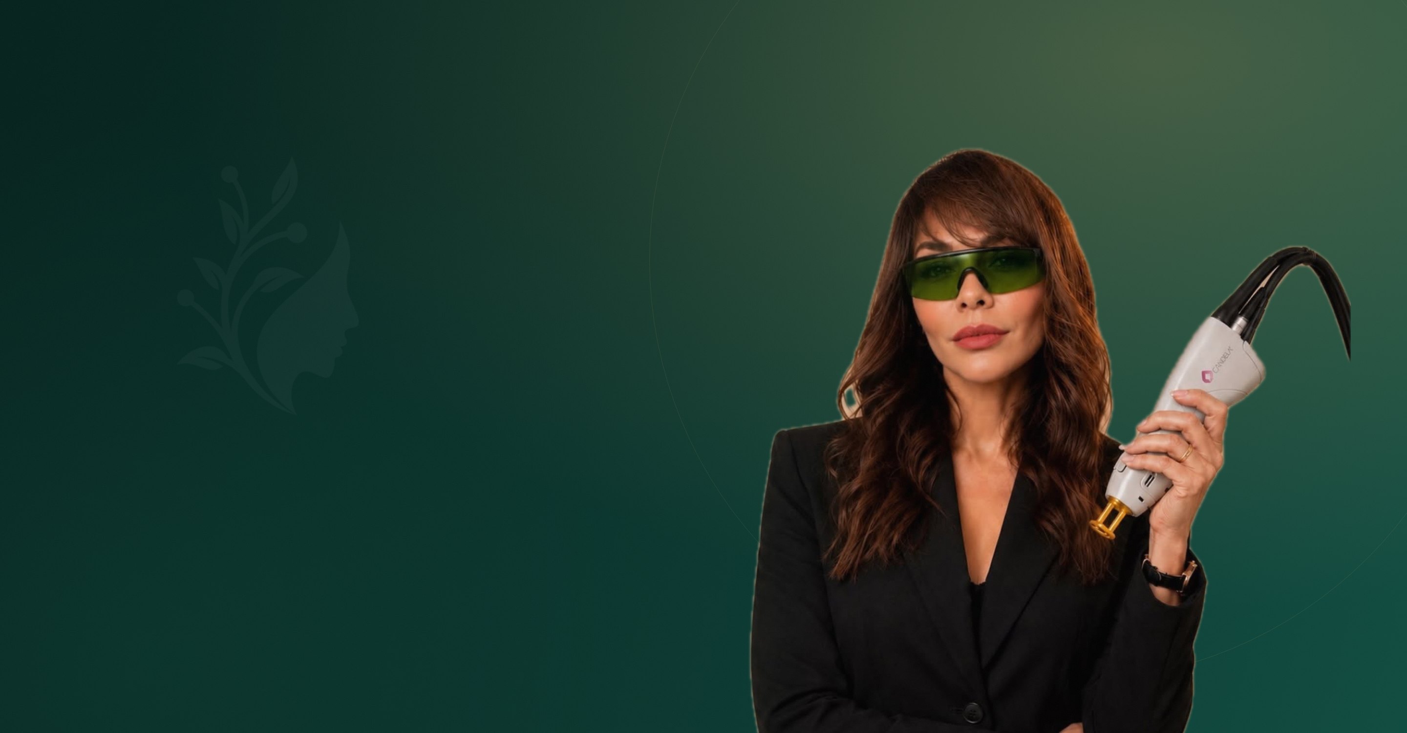 Meire Soares, responsável pela depilação a laser do Eden Salon & Beauty Lounge, com a ponteira do Laser Candela