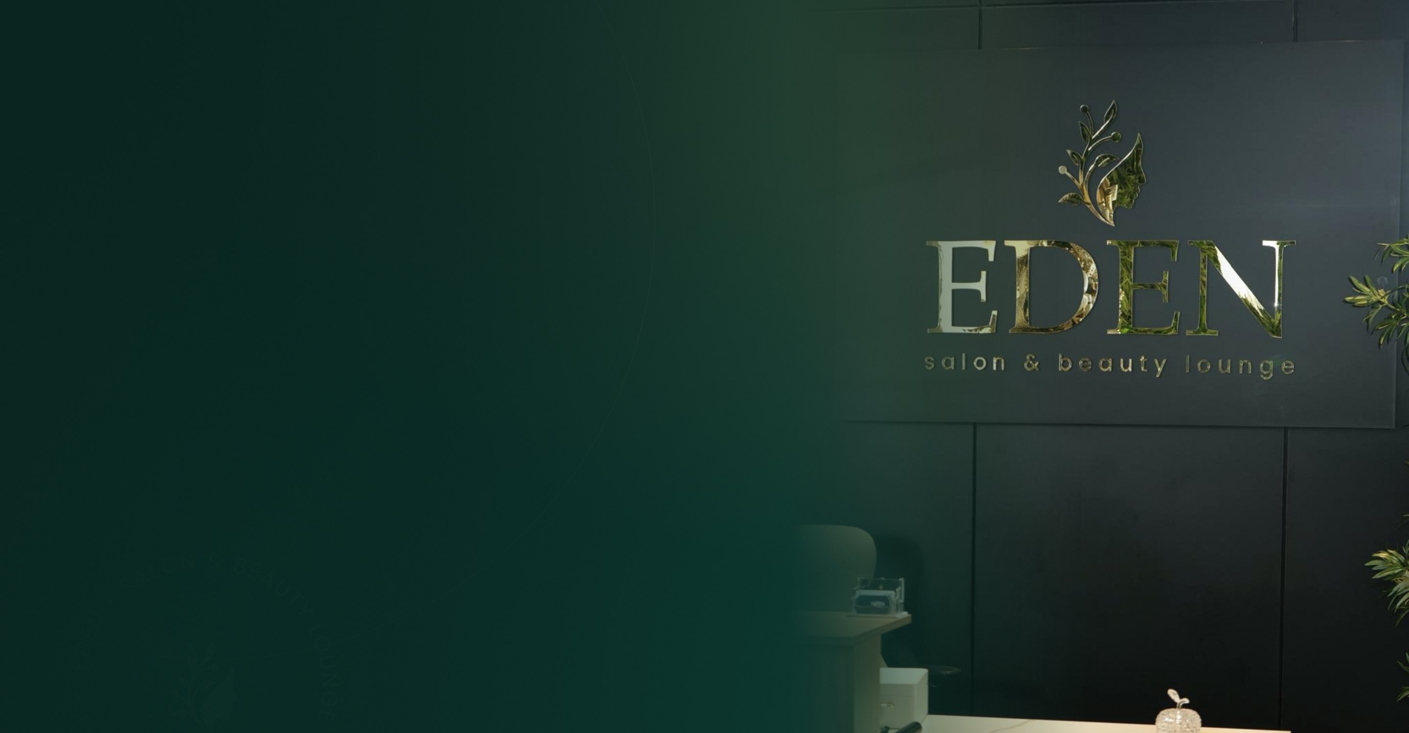 Recepção do Eden Salon & Beauty Lounge, com a logo do salão aplicada na parede